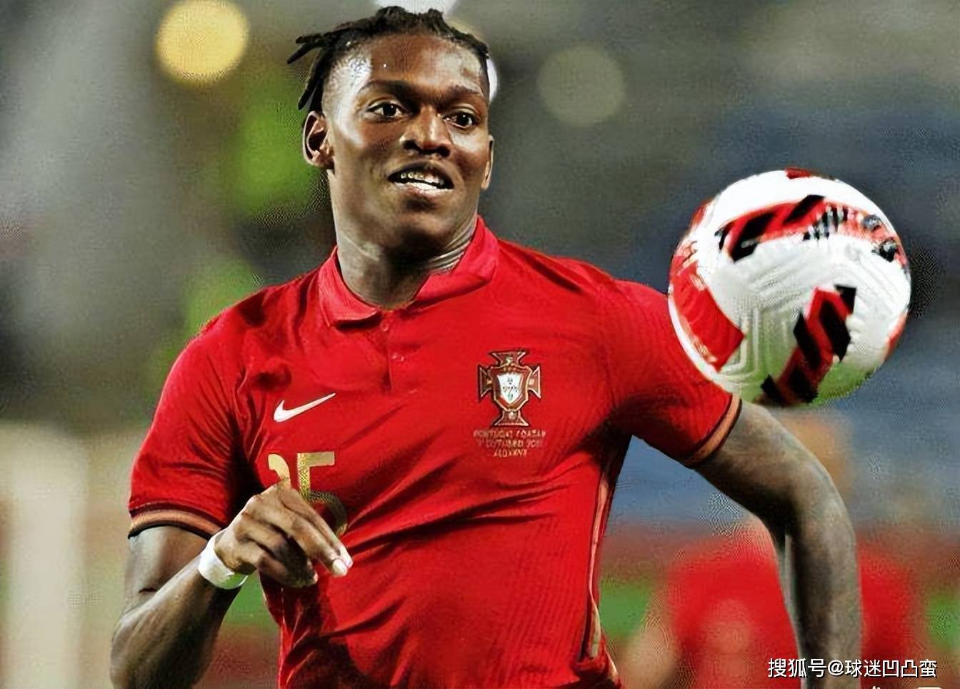 西班牙队观众热烈欢呼!,穆古鲁扎迎来三赛季出色发挥全场沸腾不已 西班牙队观众热烈欢呼!,穆古鲁扎迎来三赛季出色发挥全场沸腾不已