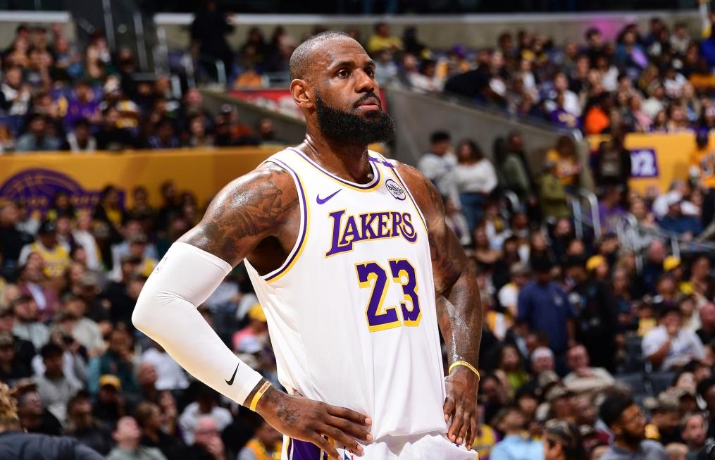 包含詹姆斯连续十二场比赛得分超过势不可挡，拜仁挑战极限！的词条